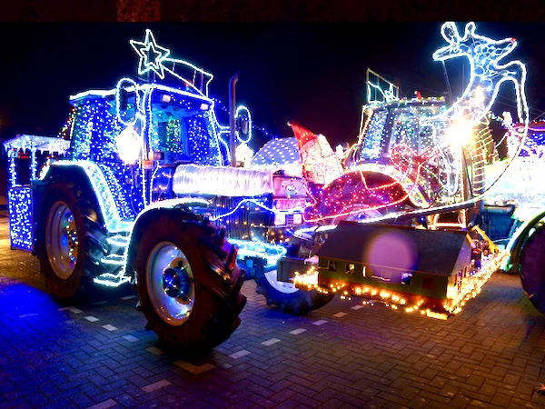 Afbeelding: Kerstparade van verlichte tractoren