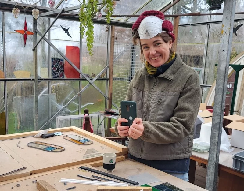 Afbeelding: Marlous Peijnenborg restaureert glas-in-lood ramen